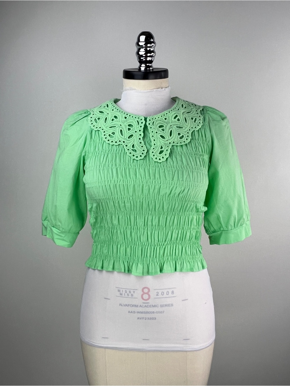 💚 3927. Women’s Green Smocked Top with Eyelet Collar